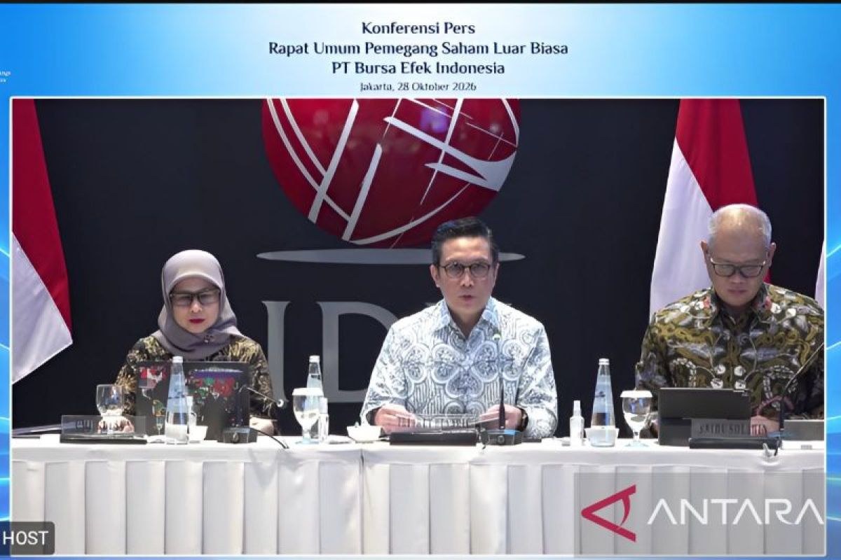 Direktur Utama BEI Jeffrey Hendrik bersama direksi saat konferensi pers RUPSLB di Main Hall Gedung BEI Jakarta
