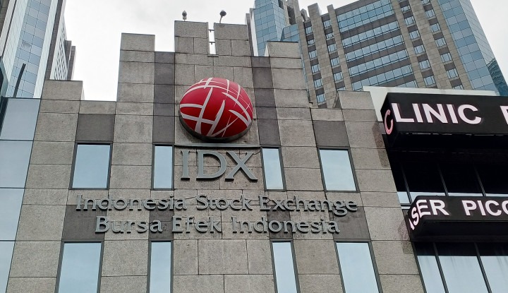 Gedung Bursa Efek Indonesia di Jakarta dengan papan nama IDX pada fasad bangunan