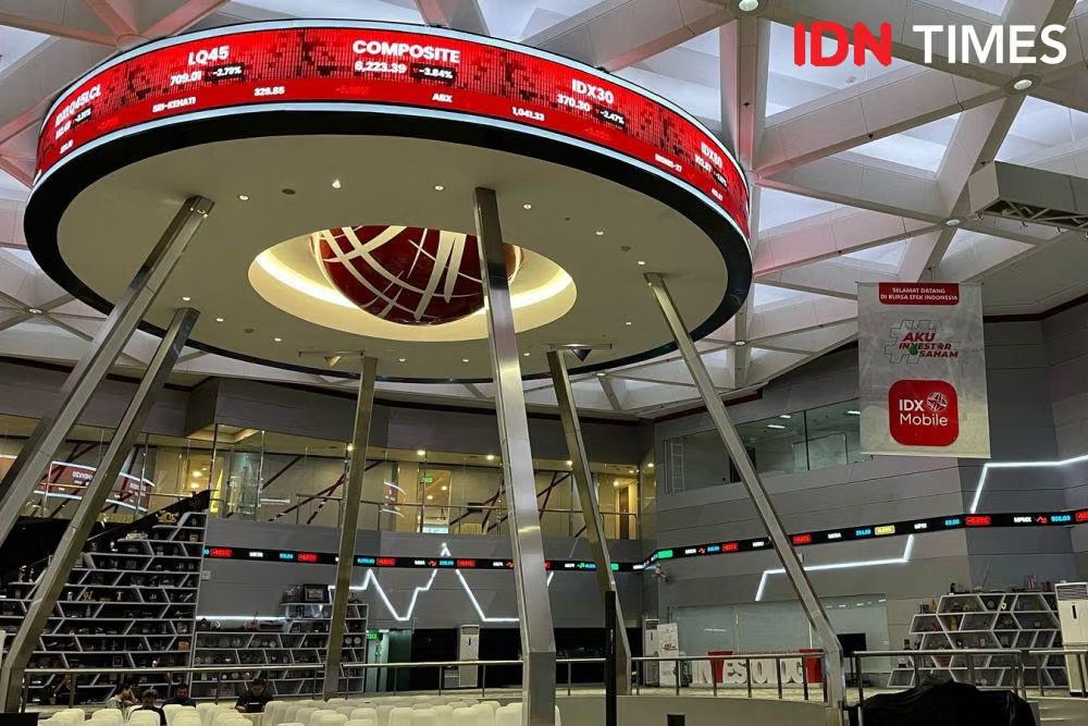 Layar papan indeks dan suasana aula perdagangan Bursa Efek Indonesia