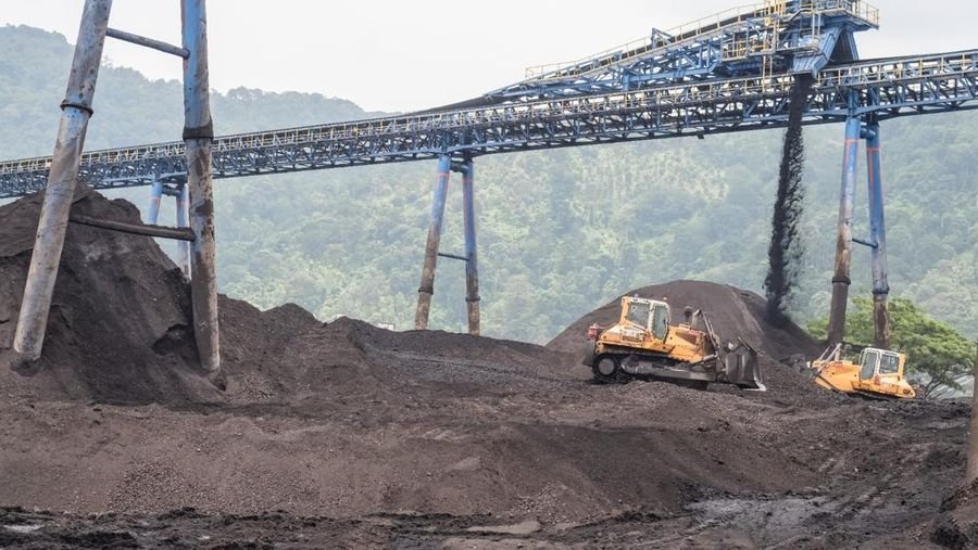Operasional penambangan batu bara PT Bukit Asam Tbk (PTBA) di Tanjung Enim, Sumatera Selatan