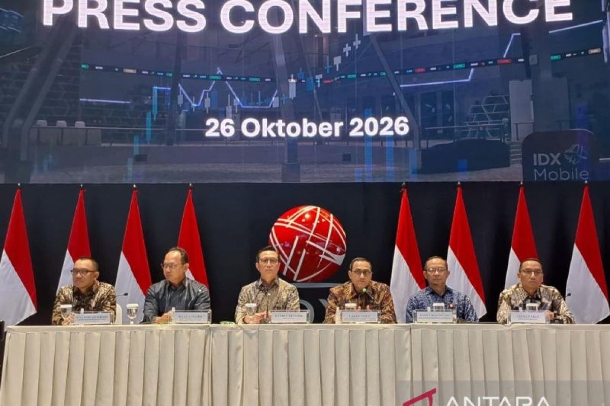 Kepala Eksekutif OJK Hasan Fawzi bersama jajaran direksi BEI dalam konferensi pers reformasi pasar modal di Main Hall BEI, Jakarta, 26 Oktober 2026